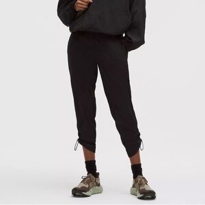 LIKE NEW Dance Studio Mid-Rise Cropped Pant in Black (Size 4)